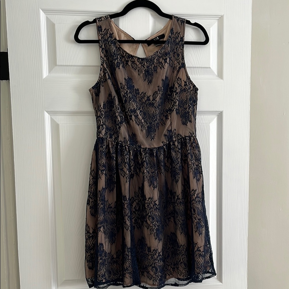 Lace dress with keyhole back